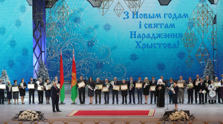 Александр Лукашенко с лауреатами премий