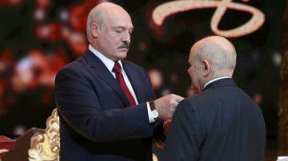 Александр Лукашенко вручает орден Почета председателю Комитета государственного контроля Леониду Анфимову