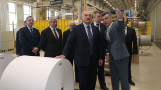 Александр Лукашенко во время посещения РУП &quot;Завод газетной бумаги&quot; в Шклове
