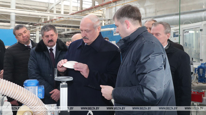 Александр Лукашенко во время посещения завода
