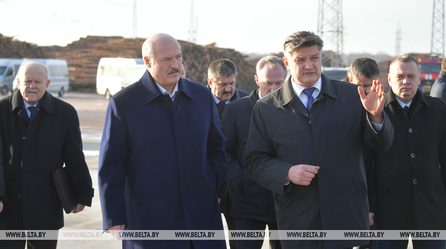 Александр Лукашенко во время посещения Светлогорского ЦКК