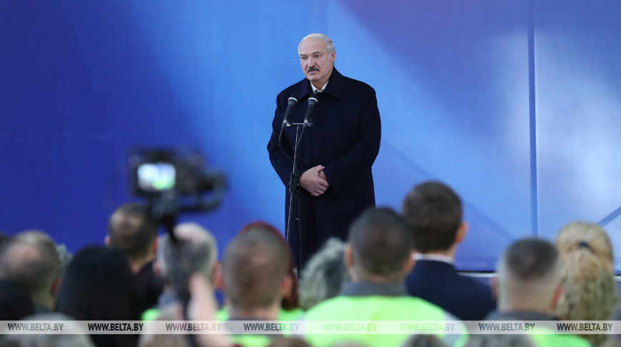 Александр Лукашенко во время встречи с коллективом Светлогорского ЦКК