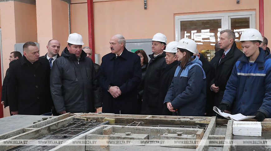 Александр Лукашенко во время посещения домостроительного комбината