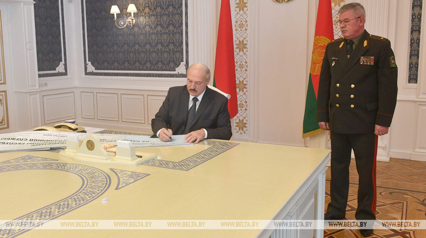 Александр Лукашенко подписывает решение на охрану государственной границы