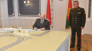 Александр Лукашенко подписывает решение на охрану государственной границы