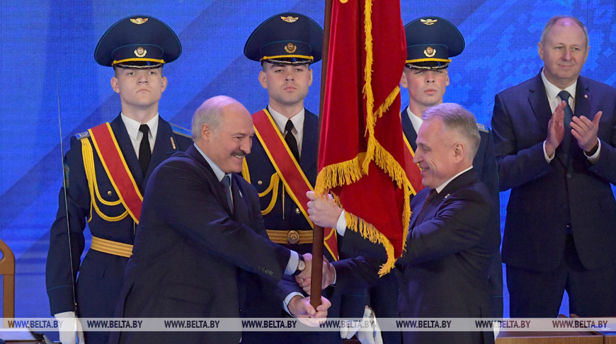 Александр Лукашенко вручил председателю ФПБ Михаиле Орде Почетное государственное знамя Республики Беларусь