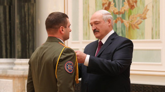 Александр Лукашенко вручает Олегу Бойничеву орден &quot;За личное мужество&quot;