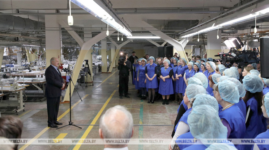 Александр Лукашенко во время общения с работниками бобруйского предприятия "Славянка"