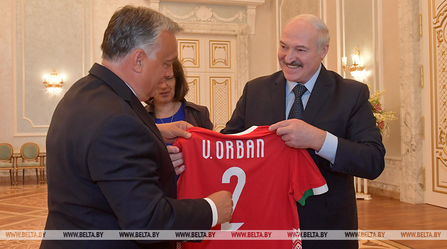 Александр Лукашенко дарит Виктору Орбану именную майку сборной Беларуси по футболу