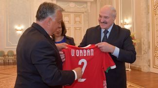 Александр Лукашенко дарит Виктору Орбану именную майку сборной Беларуси по футболу