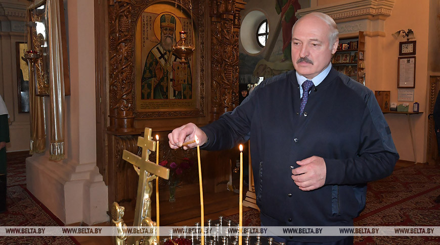 Александр Лукашенко во время посещения храма
