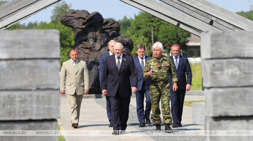 Александр Лукашенко во время посещения мемориального комплекса памяти сожженных деревень Могилевской области в Борках