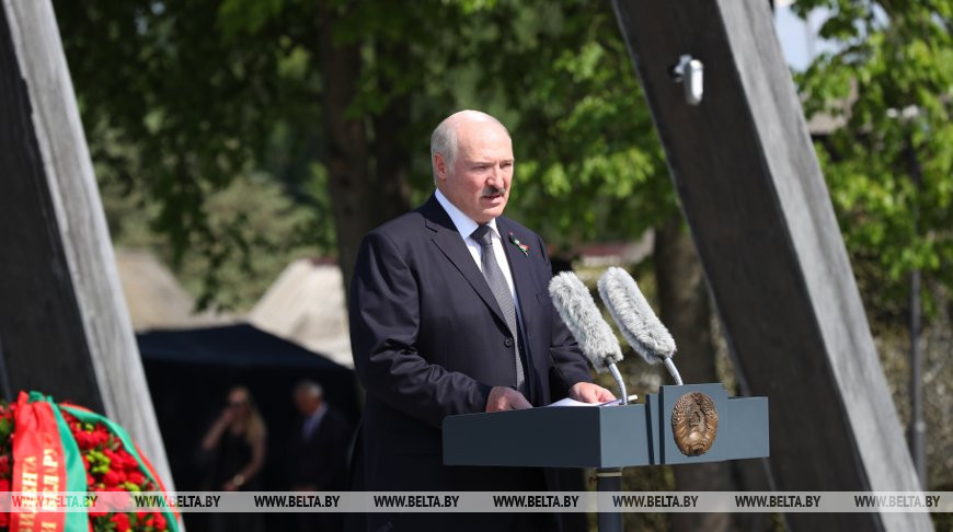 Александр Лукашенко во время посещения мемориального комплекса памяти сожженных деревень Могилевской области в Борках