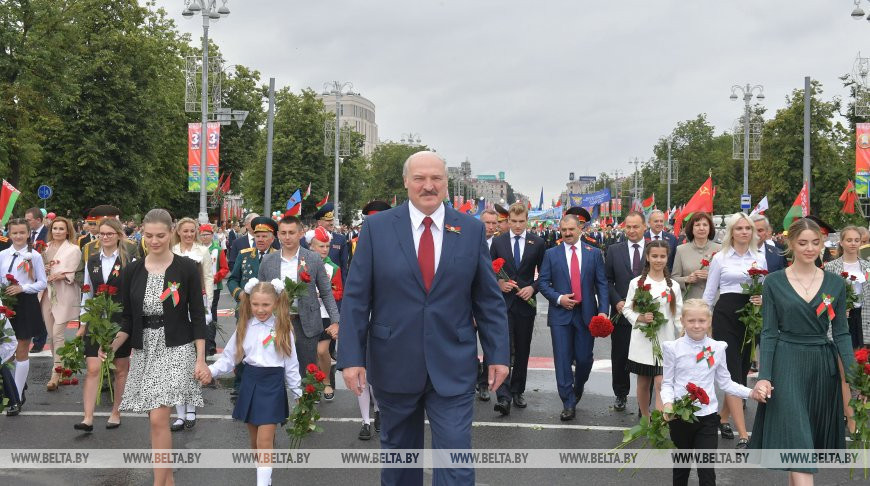 Александр Лукашенко во время шествия