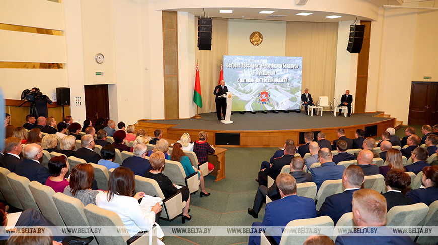 Александр Лукашенко во время встречи с активом
