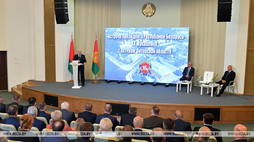 Александр Лукашенко во время встречи с активом