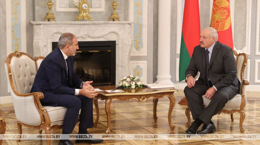 Никол Пашинян и Александр Лукашенко во время встречи