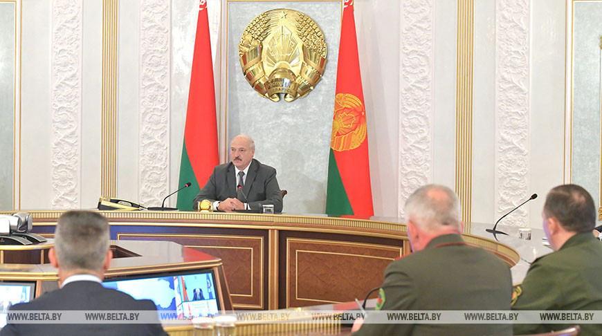 Александр Лукашенко во время заседания