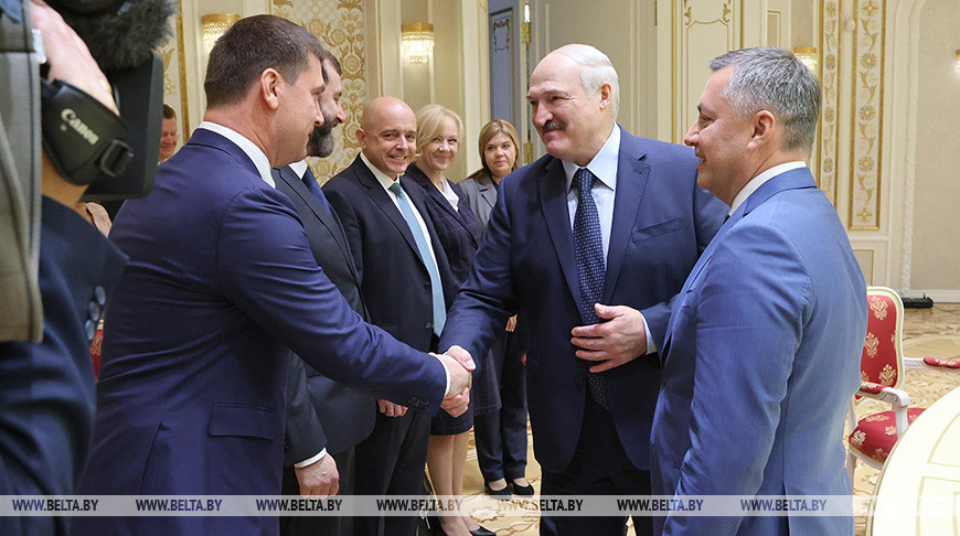 Александр Лукашенко во время встречи с делегацией Иркутской области