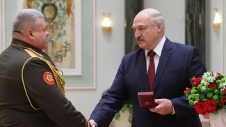 Начальник Департамента транспортного обеспечения Министерства обороны Юрий Шаплавский и Президент Беларуси Александр Лукашенко