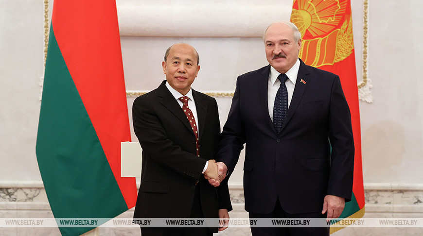 Президент Беларуси Александр Лукашенко и Чрезвычайный и Полномочный Посол Китая в Беларуси Се Сяоюн