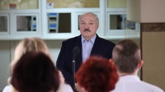 Александр Лукашенко во время посещения больницы