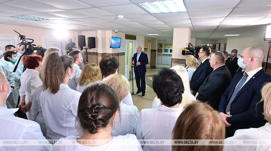 Александр Лукашенко во время посещения больницы