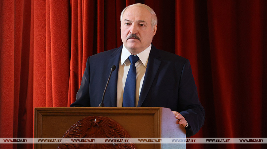 Александр Лукашенко во время посещения БНТУ