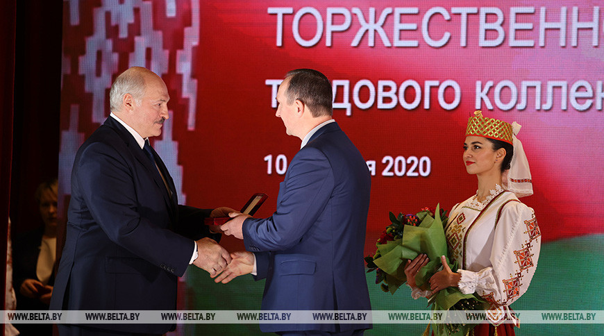 Александр Лукашенко вручает орден Трудовой Славы