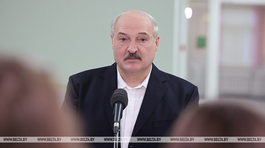 Александр Лукашенко во время визита в больницу