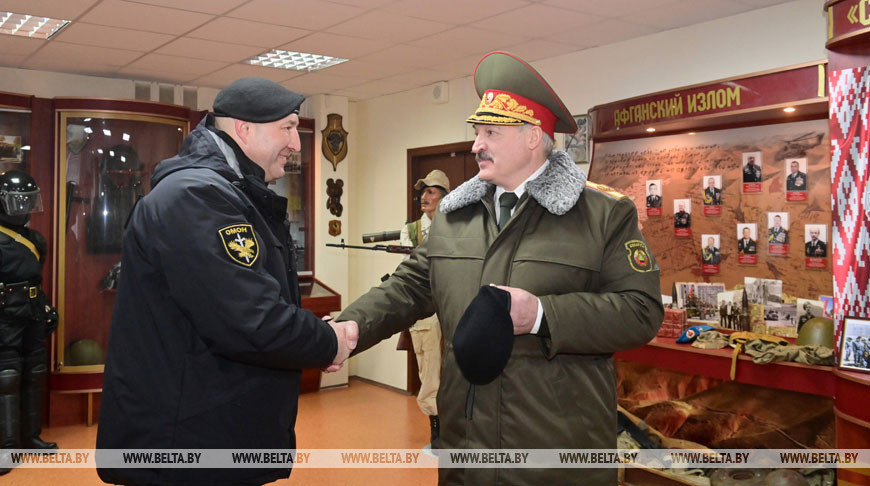 Командир ОМОНа ГУВД Мингорисполкома Дмитрий Балаба вручает Александру Лукашенко черный берет