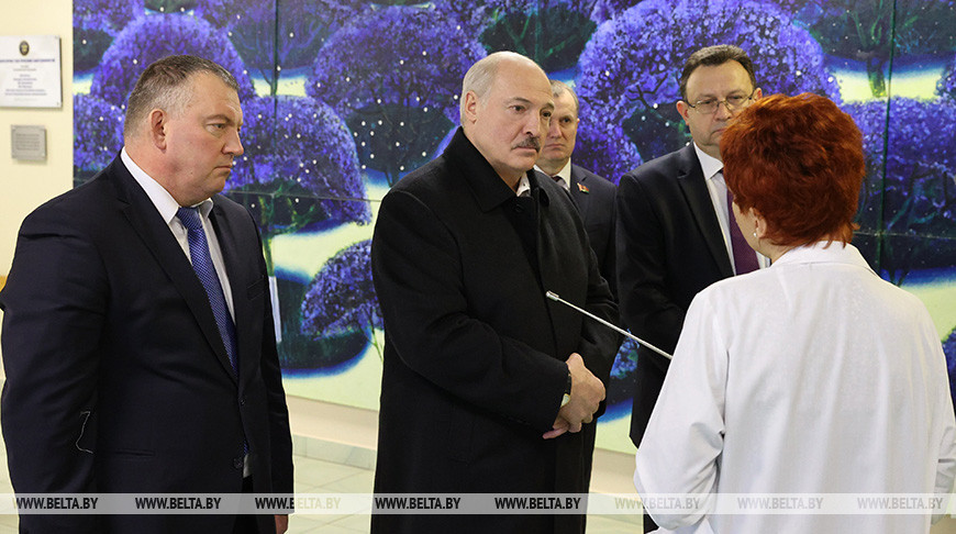 Александр Лукашенко во время посещения РНПЦ