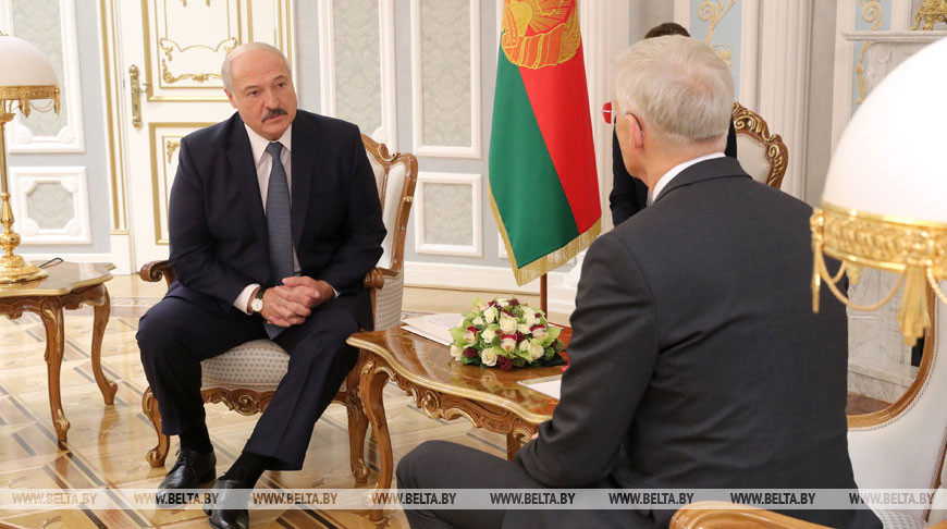 Александр Лукашенко и Кришьянис Кариньш во время встречи