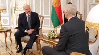 Александр Лукашенко и Кришьянис Кариньш во время встречи