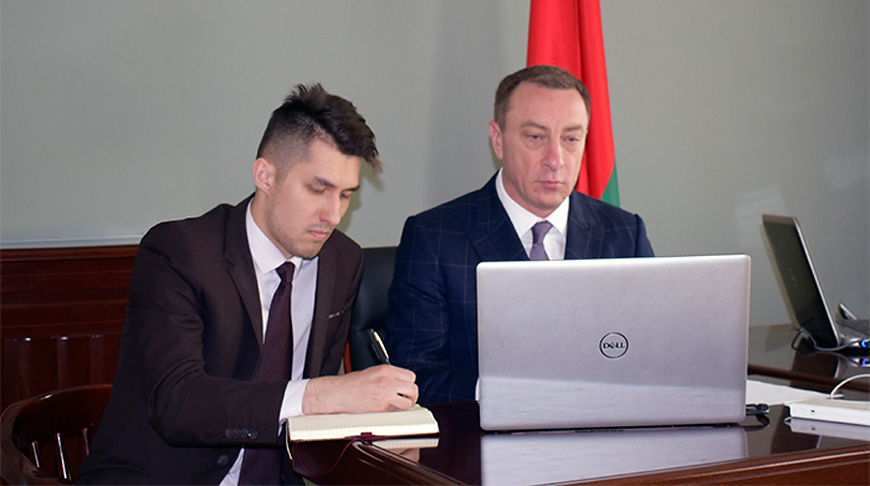 Николай Снопков во время видеоконференции. Фото посольства Беларуси в Китае