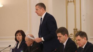 Дмитрий Крутой во время совещания