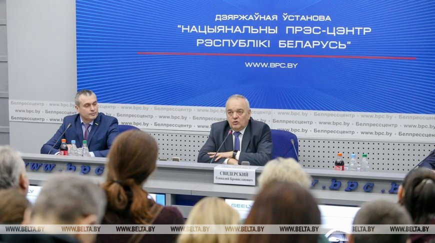 Геннадий Свидерский во время пресс-конференции