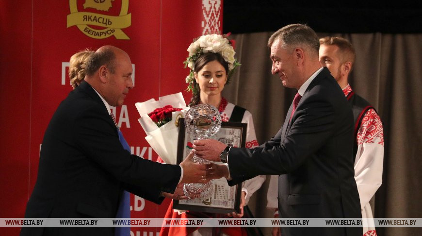 Заместитель премьер-министра Юрий Назаров вручает награду совместному открытому акционерному обществу "Коммунарка"