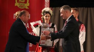 Заместитель премьер-министра Юрий Назаров вручает награду совместному открытому акционерному обществу &quot;Коммунарка&quot;