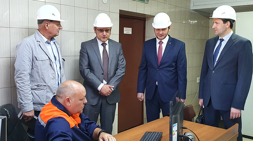 Виктор Каранкевич во время посещения ОАО "Торфобрикетный завод Дитва". Фото Минэнерго