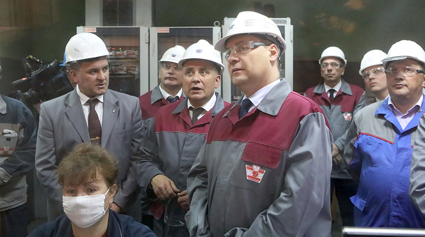 Роман Головченко во время посещения предприятия