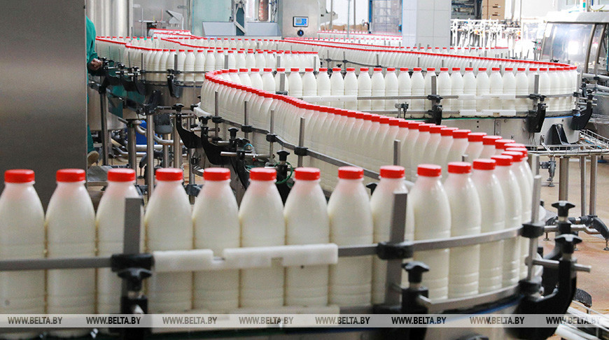 На линии розлива молочных продуктов. Фото из архива