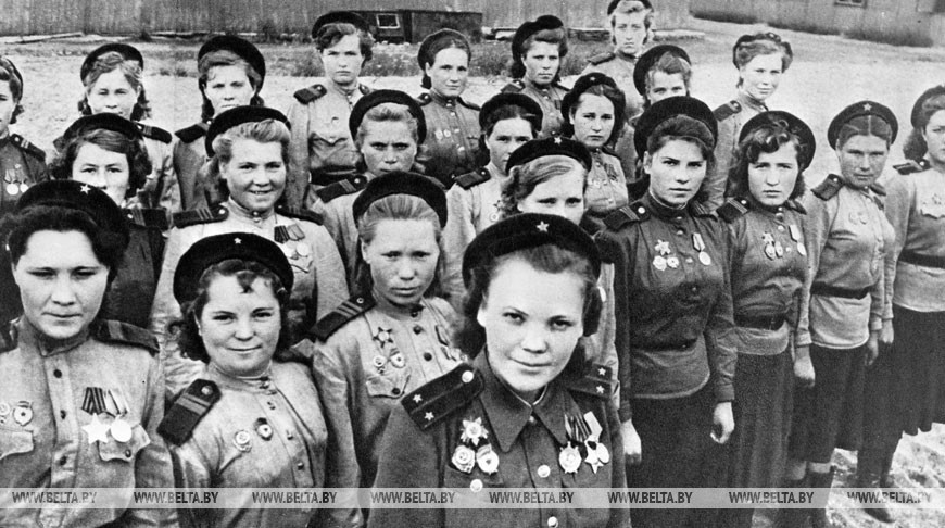 Снайперы командира отдельной женской роты снайперов 3-й Ударной армии гвардии лейтенанта Нины Лобковской ( в центре). Репродукция Белта, май 1945 года
