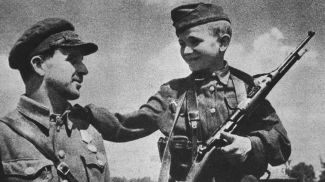 Герой Советского Союза А.И.Волынец и его тринадцатилетний сын Николай – разведчик отряда, 1944 год
