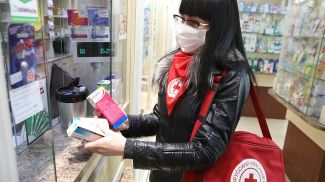 Младшая сестра милосердия медико-социальной службы Красного Креста &quot;Дапамога&quot; Елена Крупко во время покупки медикаментов