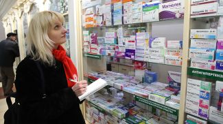 Сотрудник медико-социальной службы Красного Креста Ольга Новикова во время покупки медикаментов