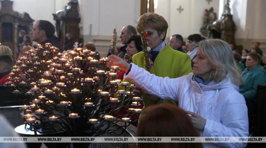 Католики празднуют Вербное Воскресенье в Кафедральном (Фарном) костеле Святого Франциска Ксаверия в Гродно