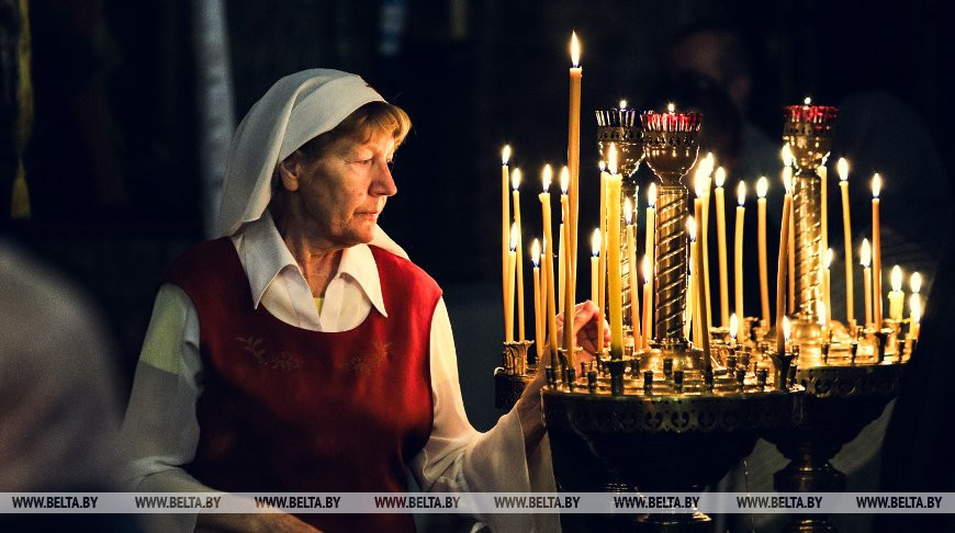 Во время праздничного пасхального ночного богослужения в Свято - Николаевском гарнизонном соборе в Бресте