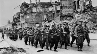 Партизаны входят в освобожденный от немецких оккупантов Минск, июль 1944 года