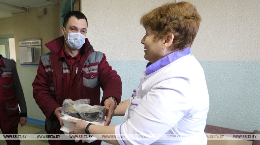 Старший врач, руководитель смены Светлана Филатова раздает обеды дежурным бригадам